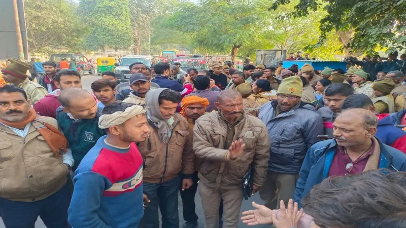 हमीरपुर : पीआरडी जवान के परिजनों ने शव रख लगाया जाम