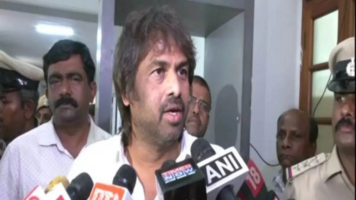 कर्नाटक सरकार: मंत्री मधु बंगारप्पा की कार ट्रक से टकराई, बाल-बाल बचे