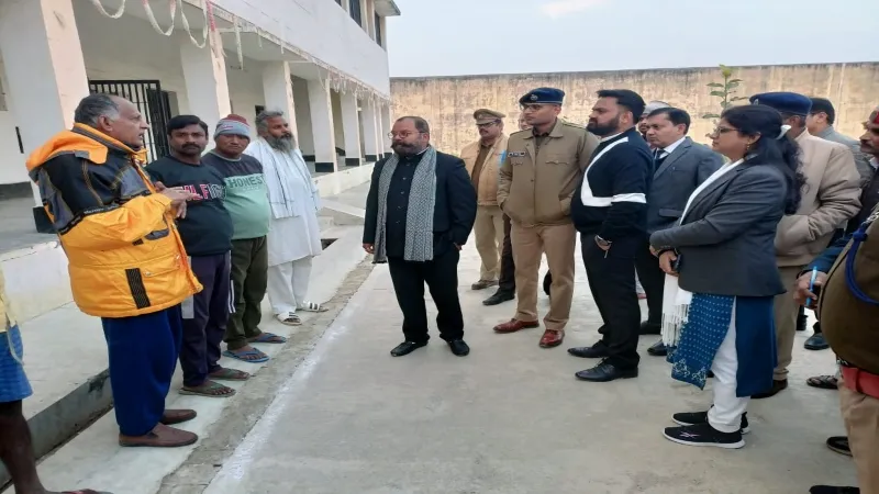 संतकबीरनगर : जिला जज के साथ डीएम और एसपी ने किया कारागार का निरीक्षण