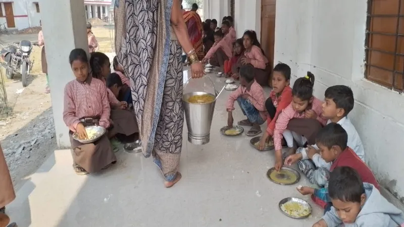 बदहाली : नौनिहालों को गुणवत्ता विहीन भोजन परोस रहे जिम्मेदार, अभिभावकों में आक्रोश