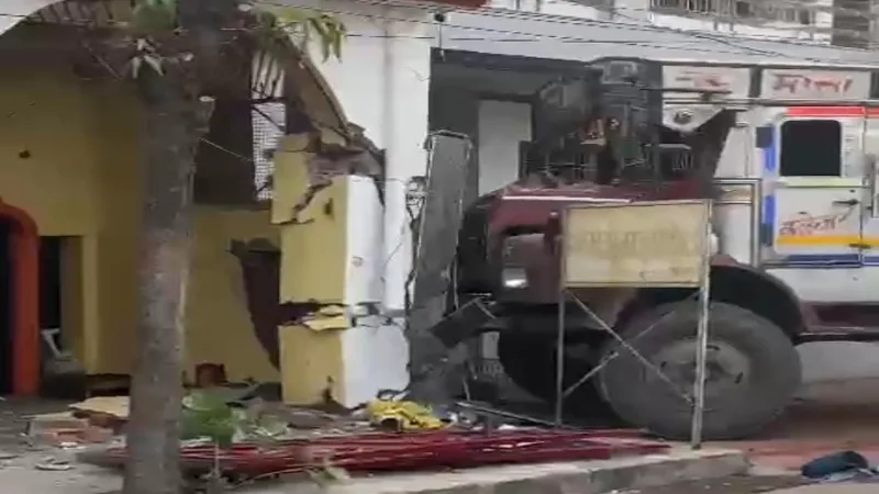 लखनऊ : तेज रफ्तार ट्रक मकान में घुसा, चालक मौके से फरार