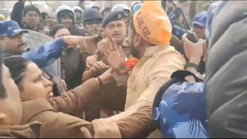 लखनऊ में बड़ा बवाल, अकबर नगर में ध्वस्तीकरण के विरोध में प्रशासन से भिड़े लोग - देखें Video  