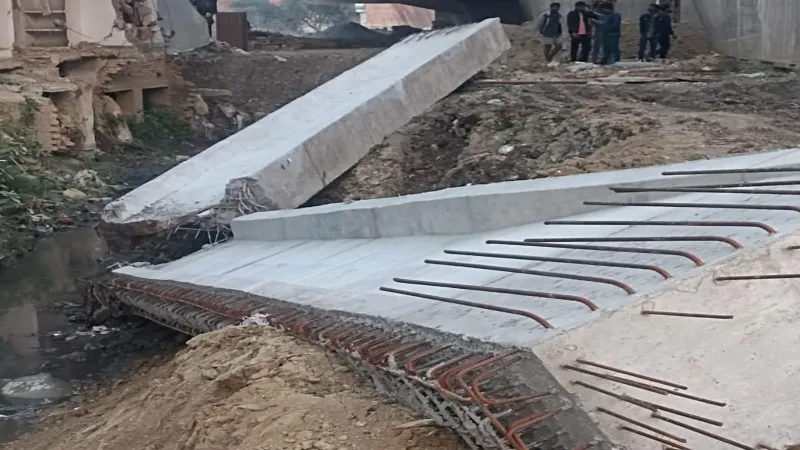 महाकुंभ से पहले निर्माणाधीन सिक्सलेन पुल की गिरी आरसीसी बीम, छात्रों ने किया हंगामा