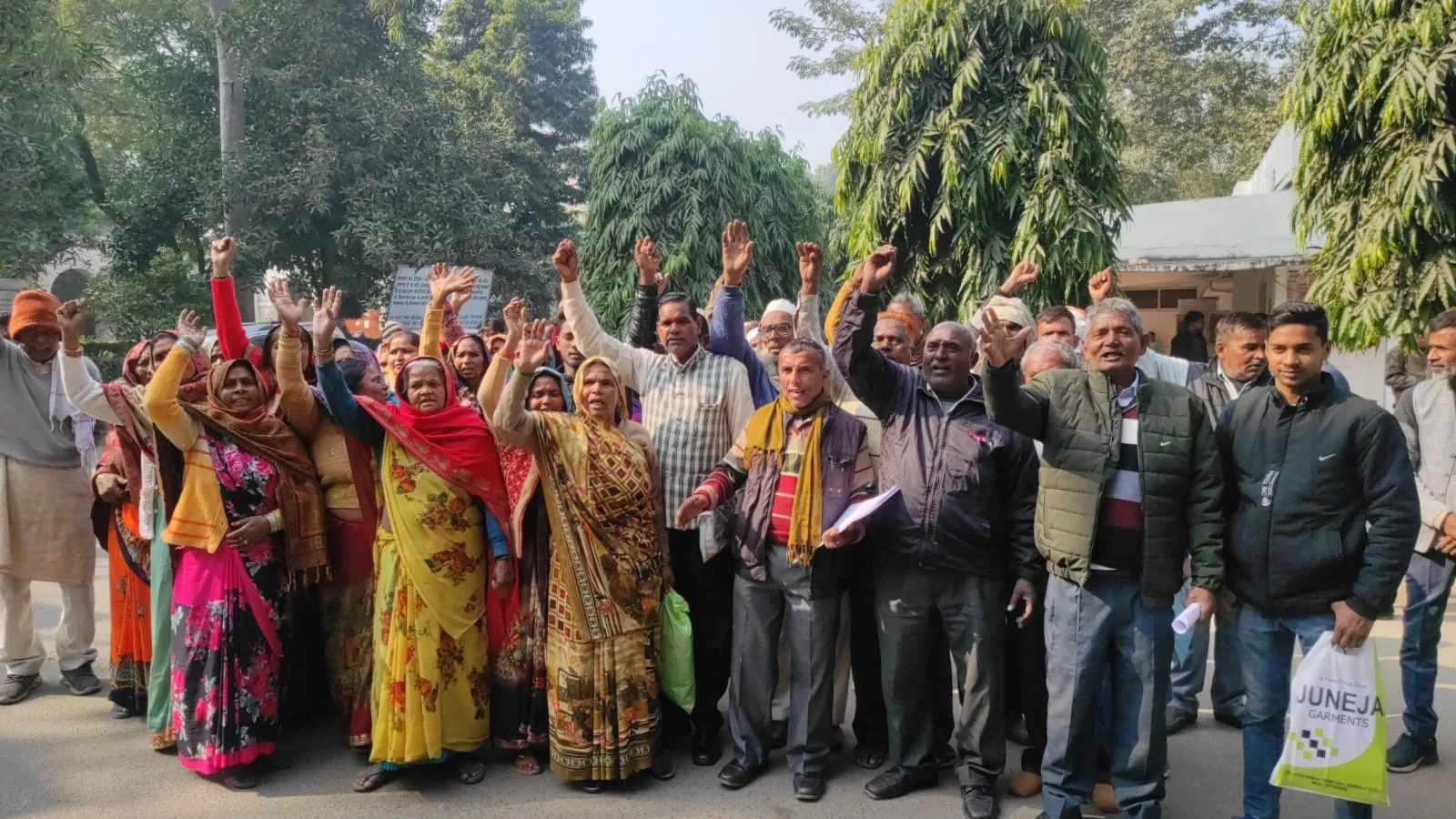 बरेली: पिटाई से आहत मुआवजा मांग रहे किसानों का कलेक्ट्रेट पर प्रदर्शन