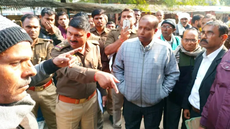 संघर्ष : अतर्रा न्यायालय परिसर में एक घंटे तक जमकर चले लाठी-डंडे, अधिवक्ता और सपा नेता समेत 5 घायल 