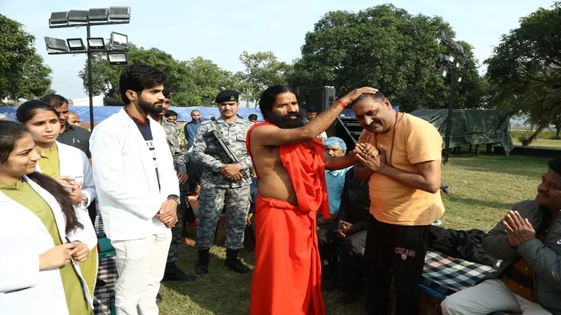 हरदोई : योग गुरु बाबा रामदेव ने मिशन आत्मसंतुष्टि संचालक को दिया आशीर्वाद 