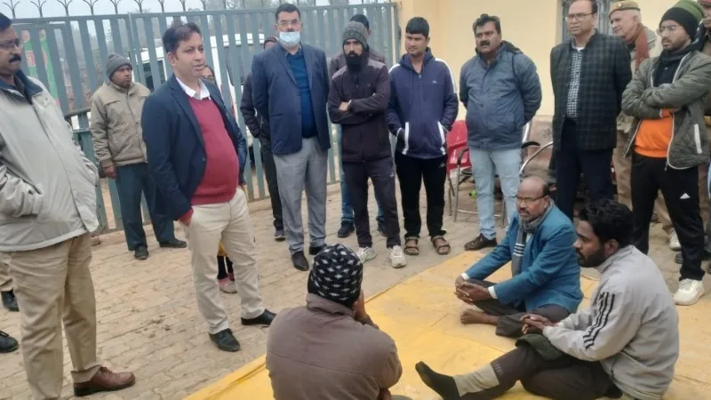 रायबरेली में गोवंशों की दयनीय दशा से आक्रोशित सभासदों ने दिया धरना