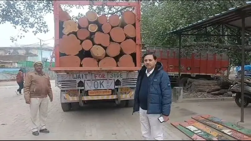 बहराइच : सागौन की एक ट्रक लकड़ी पकड़ी, सीज