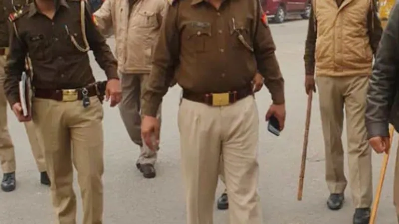 आगरा : डीसीपी सिटी कार्यालय के सामने युवती ने किया आत्मदाह का प्रयास, वीडियो वायरल