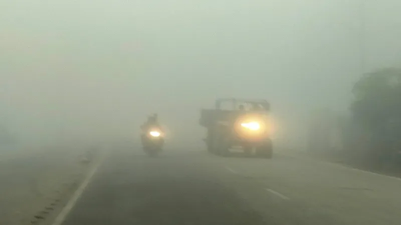 अयोध्या में कोहरे के चलते वाहनों की रफ्तार हुई धीमी
