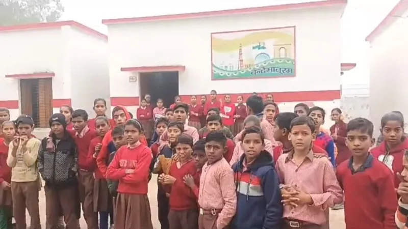 रायबरेली : एमडीएम को लेकर छात्रों ने किया हंगामा,वीडियो वायरल