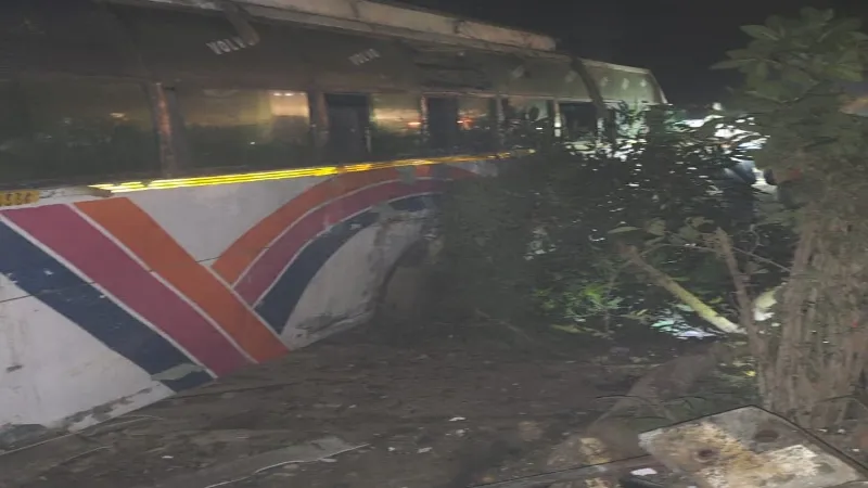 Gonda news - गोंडा में भीषण सड़क हादसा, बस की चपेट में आने से तीन की मौत 