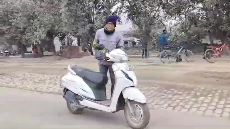 पीएम मोदी के कार्यक्रम में लगाए गए गमलों को लूटने की मची होड़ - Video viral