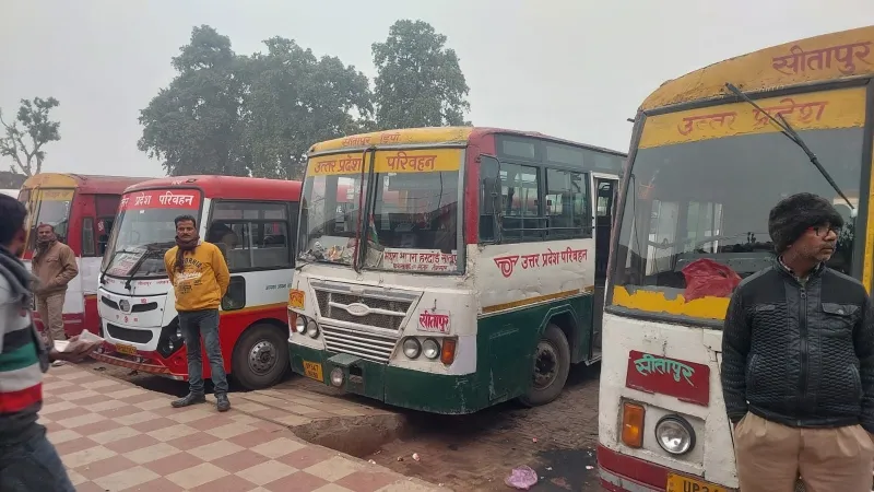 सीतापुर : बगैर फॉग लाइटों के सड़कों पर फर्राटा भर रही रोडवेज बसें