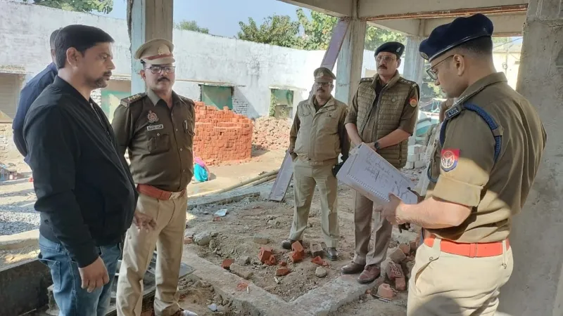 संतकबीरनगर : अग्निशमन केंद्र पुलिस बैरक के निर्माण की धीमी रफ्तार पर पुलिस कप्तान नाराज