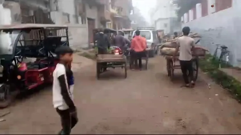 बहराइच के रामलीला मैदान में अलाव की डंप सरकारी लकड़ी चुरा ले गए लोग - Video 