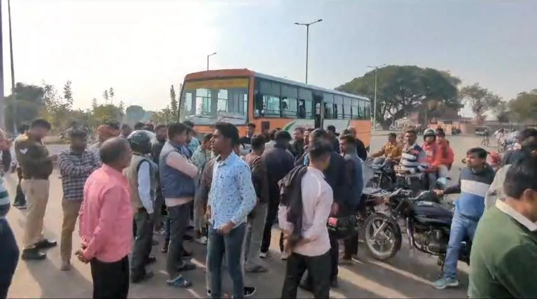 बरेली: ट्रैफिक पुलिस की वसूली से बचने को मोड़ी बाइक तो रोडवेज बस ने कुचला