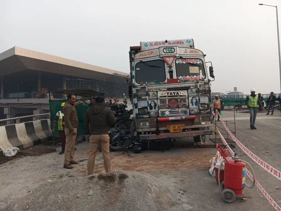 चौधरी चरण सिंह अंतरराष्ट्रीय एयरपोर्ट के टर्मिनल 3 पर हुआ हादसा,एक दर्जन से अधिक गाड़ियां क्षतिग्रस्त