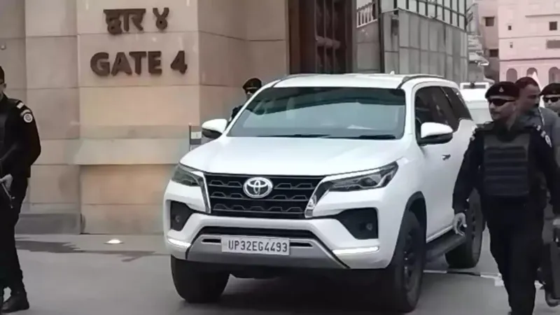 वाराणसी : मुख्यमंत्री योगी आदित्यनाथ ने किये बाबा विश्वनाथ के दर्शन 