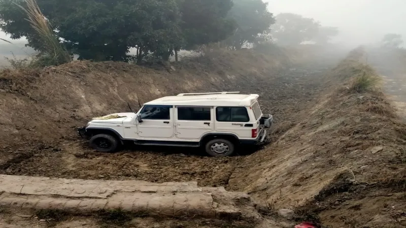 रायबरेली : अनियंत्रित बोलेरो नहर में गिरी, 4 लोग घायल