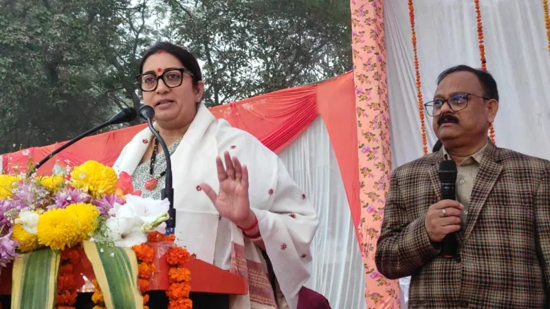 जन संवाद विकास यात्रा में शामिल हुईं मंत्री स्मृति ईरानी, दिव्यांगों को बांटे उपकरण   