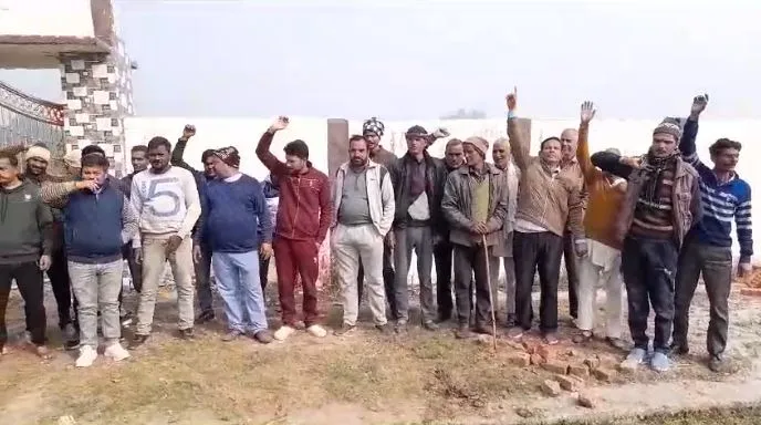 शाहजहांपुर: श्मशान घाट में अस्थाई गौशाला बनाने के विरोध में नागरिकों का प्रदर्शन