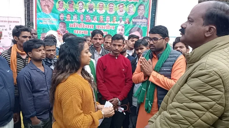 बाराबंकी में चिकित्सकों पर कार्रवाई की मांग को लेकर प्रदर्शन
