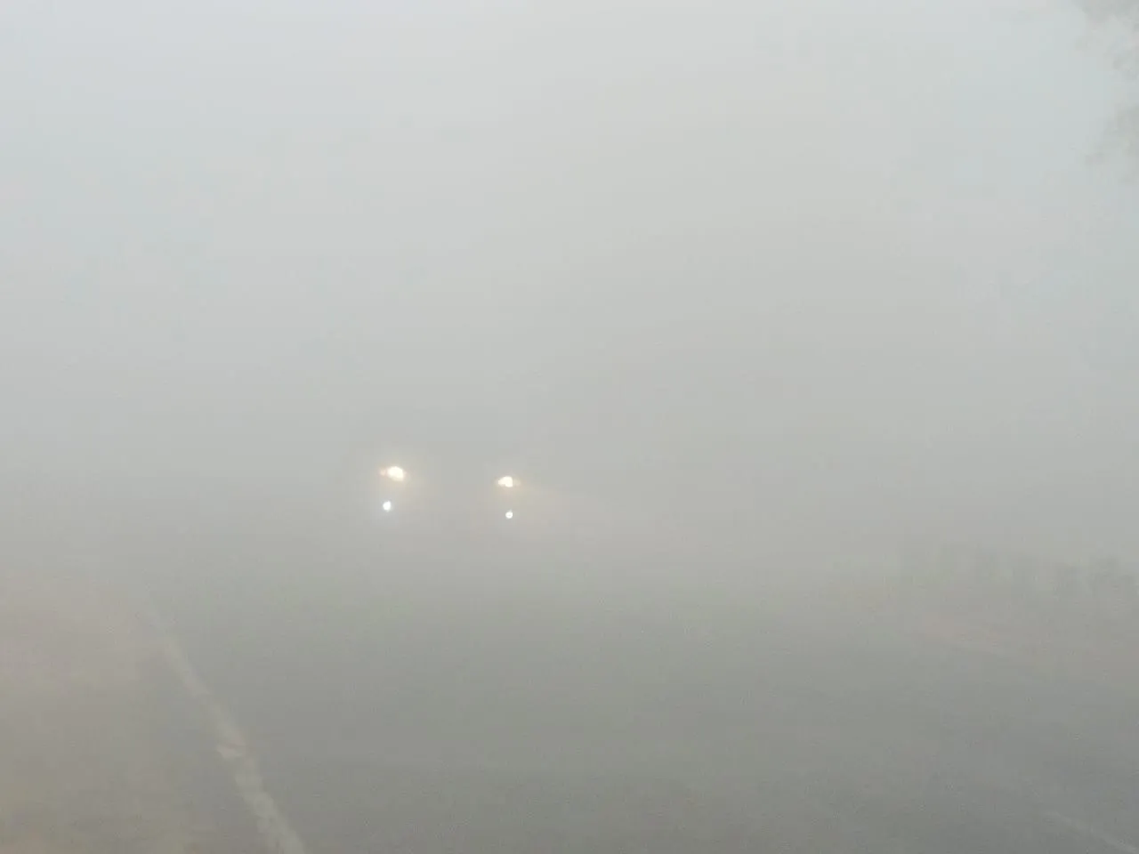 कासगंज: सुबह कोहरे से ढका आसमान, दिन भर चली ठंड़ी हवाएं