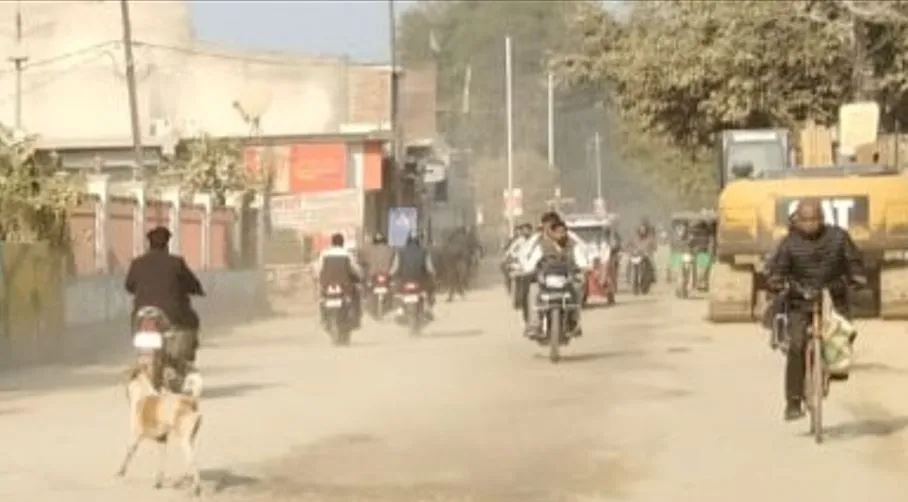 सीवर लाइन: शाहजहांपुर में जेसीबी से मिट्टी बराबर कर रास्ता खोला....सड़क नहीं बनाई, जानिए मामला