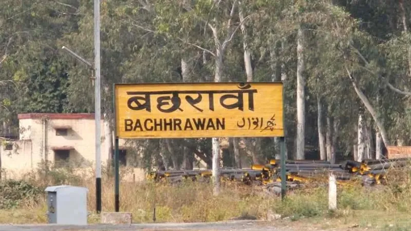 Video : ऐसी भी क्या जल्दी - जान जोखिम में डाल बाइक समेत पार कर रहे रेल पटरी 