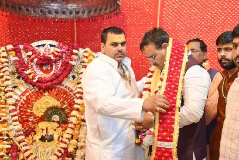 मथुरा पहुंचे सीएम भजनलाल शर्मा, गोवर्धन मंदिर में की पूजा-अर्चना