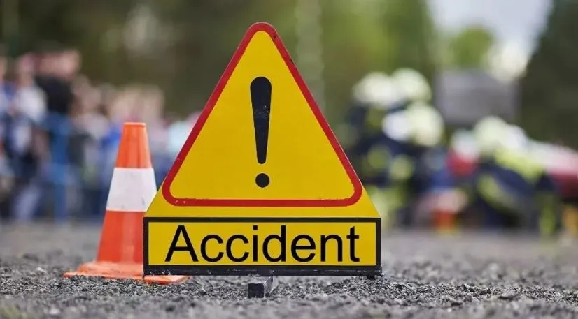 शाहजहांपुर: हाईवे पर कार खाई में जाकर पेड़ से टकराई, डॉक्टर की मौत