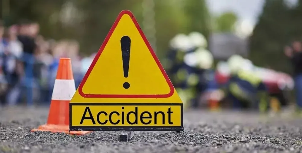 हरदोई : कार को टक्कर मारते हुए सब्जी की दुकान में घुसी बस, 45 लोग घायल