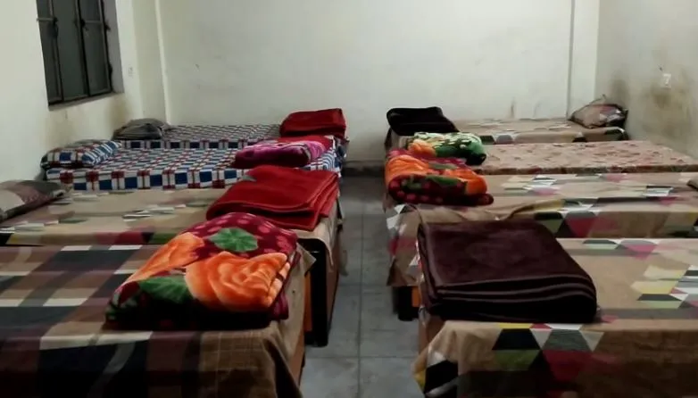 शाहजहांपुर: सर्द रातों में रैन बसेरे खाली, सार्वजनिक स्थलों-फुटपाथों पर बसेरा