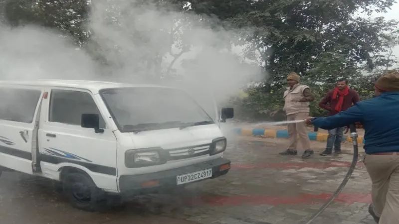 बाराबंकी में शार्ट सर्किट से जली मारुती वैन, मची अफरातफरी 