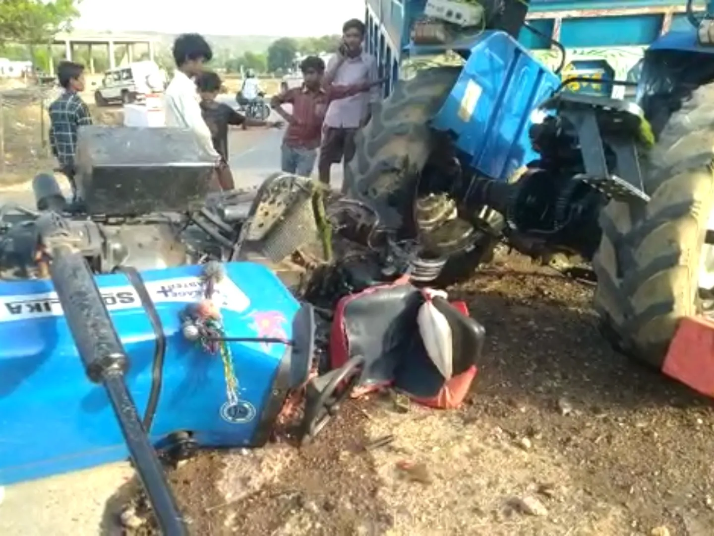 बदायूं: ट्रैक्टर और बोलेरो की भिड़ंत में युवक की मौत