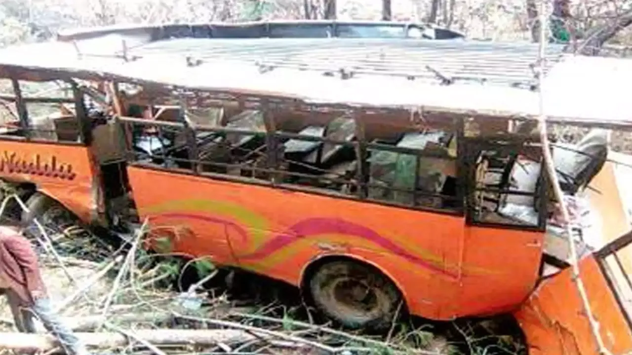 शिमला: बस गहरी खाई में गिरी, 15 यात्री गंभीर रूप से घायल