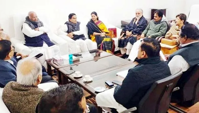 विपक्षी दल:  संसद के शीतकालीन सत्र में आगे की रणनीति पर की चर्चा 