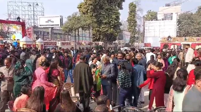 बरेली: यीशु के जन्मोत्सव पर चर्च-पार्कों में लोगों की भारी भीड़, क्रिसमस को लेकर उत्साहित हुए युवा