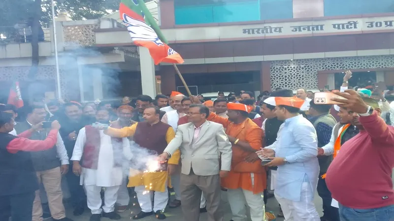 लखनऊ : भाजपा प्रदेश कार्यालय पर कार्यकर्ता मना रहे जश्न, आतिशबाजी के बीच मोदी-मोदी की गूंज 