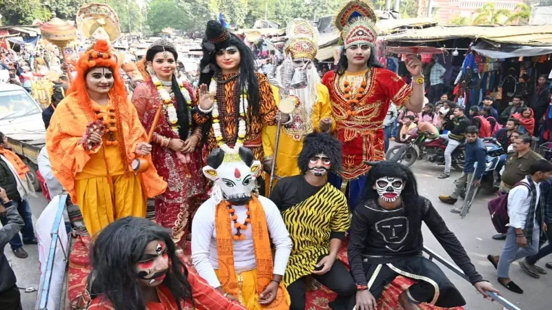 काशी शिव बारात : डमरु की थाप पर निकली शिव बारात, झांकियों ने मोहा मन