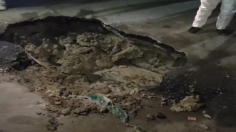 अयोध्या : तीन जगहों पर रात में धंसा रामपथ, रातो-रात भरे गए गड्ढे