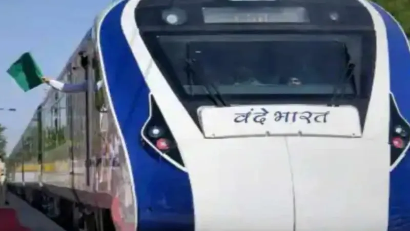 Video - लखनऊ में BJP पदाधिकारियों ने वंदे भारत ट्रेन का किया स्वागत 