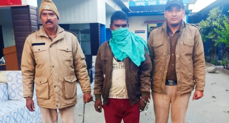 किच्छा: अस्पताल से माल चोरी कर फरार हो रहे आरोपी को चोरी के माल के साथ दबोचा