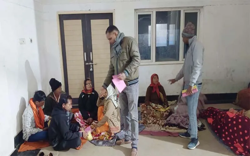 सुलतानपुर: 'सांता क्लॉस' बनकर रात में सोते गरीबों के पास पहुंचे डूडा के अधिकारी, ठंड से बचाव के लिए भेजा आश्रय गृह 