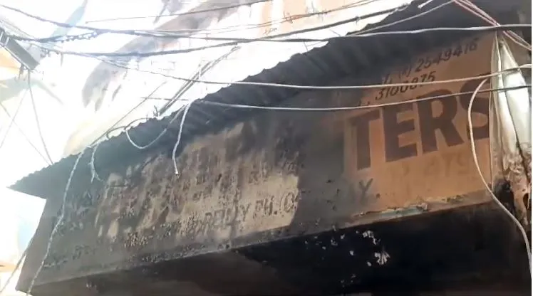 बरेली: वरदान प्रिंटर्स में शॉर्ट सर्किट से लगी आग, लाखों का सामान जलकर हुआ राख