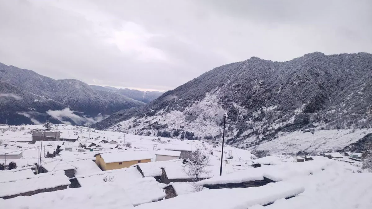 उत्तराखंड के तीन जनपदों में आज हिमपात के आसार,  3500 मीटर ऊंचाई वाले स्थानों पर बर्फबारी होने की संभावना 