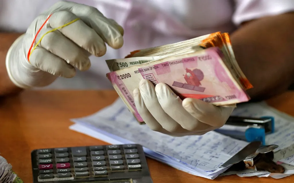 पीलीभीत: पति कैंसर से पीड़ित... भुगतान को चक्कर लगा रही पूर्व महिला प्रधान, मुख्यमंत्री दरबार में शिकायत के बाद खलबली