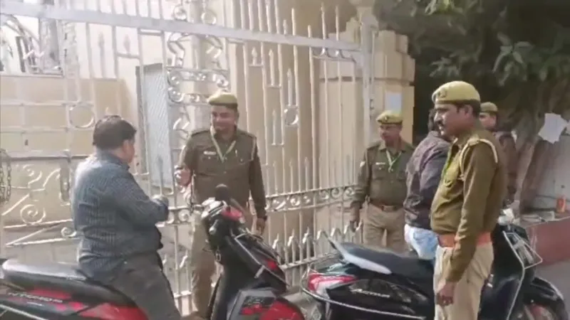 UP news : संसद में सुरक्षा चूक के बाद यूपी विधानभवन की बढ़ाई गई सिक्योरिटी  - देखें Video