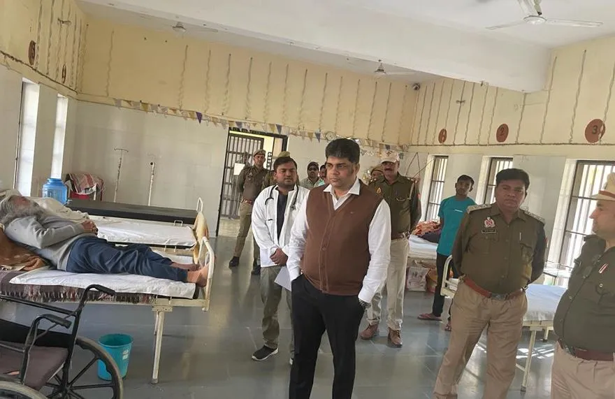 कासगंज: एडीजे ने बंदियों से बातचीत कर जानी जेल की व्यवस्थाएं